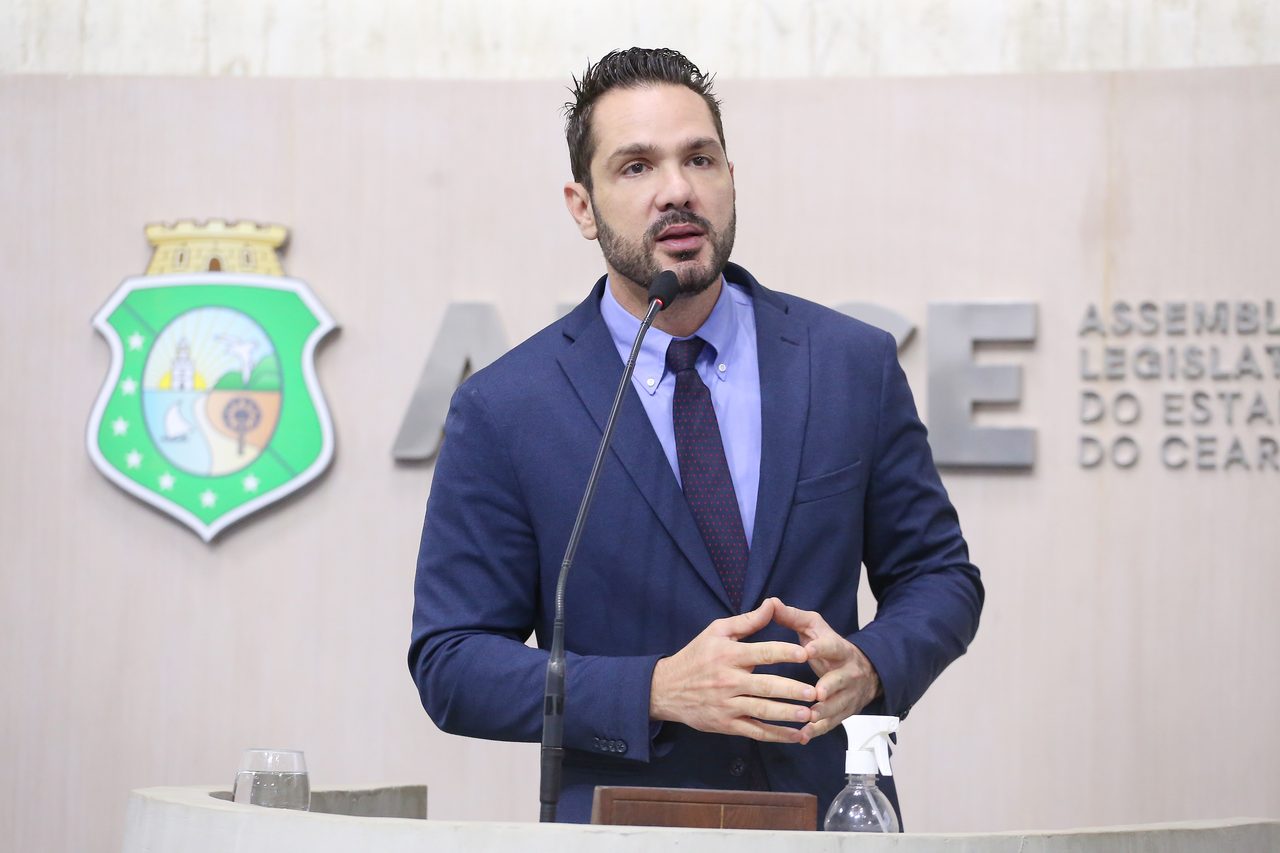 Guilherme Bismarck em atividade parlamentar na ALECE