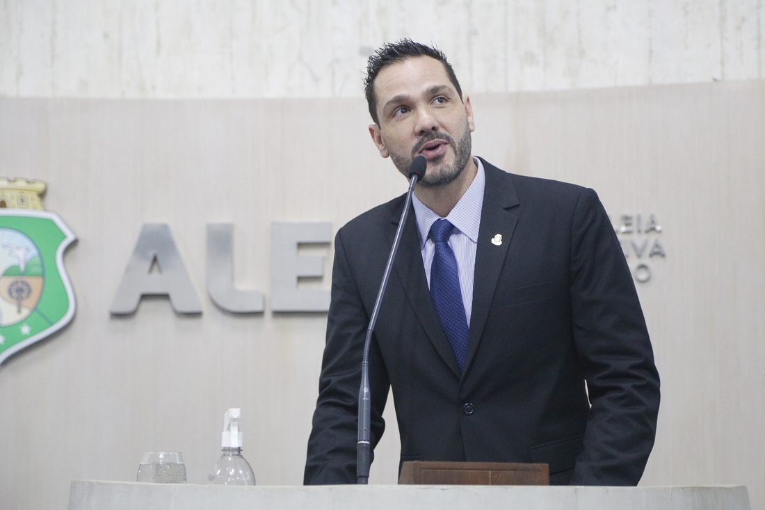 Guilherme Bismarck discursando na tribuna da Assembleia Legislativa do Ceará