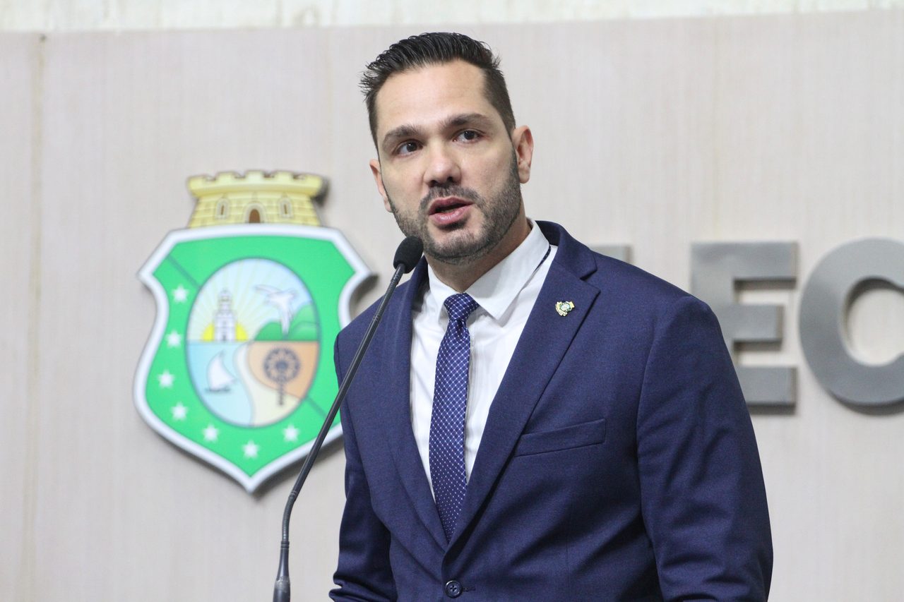 Guilherme Bismarck discursando na tribuna da ALECE